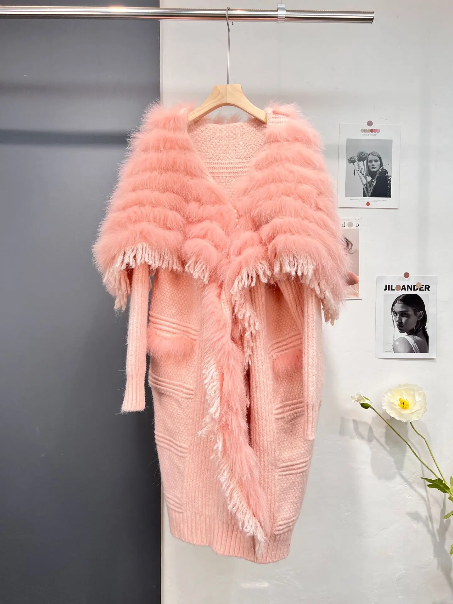 2023 Women Real Fox Fur Knitting Coat Autumn and Winter Fox Fur Collar Decoration Lady's Fashion Long Sweater Length 110cm
2023 Women Real Fox Fur Knitting Coat Autumn and Winter Fox Fur Collar Decoration Lady's Fashion Long Sweater Length 110cm