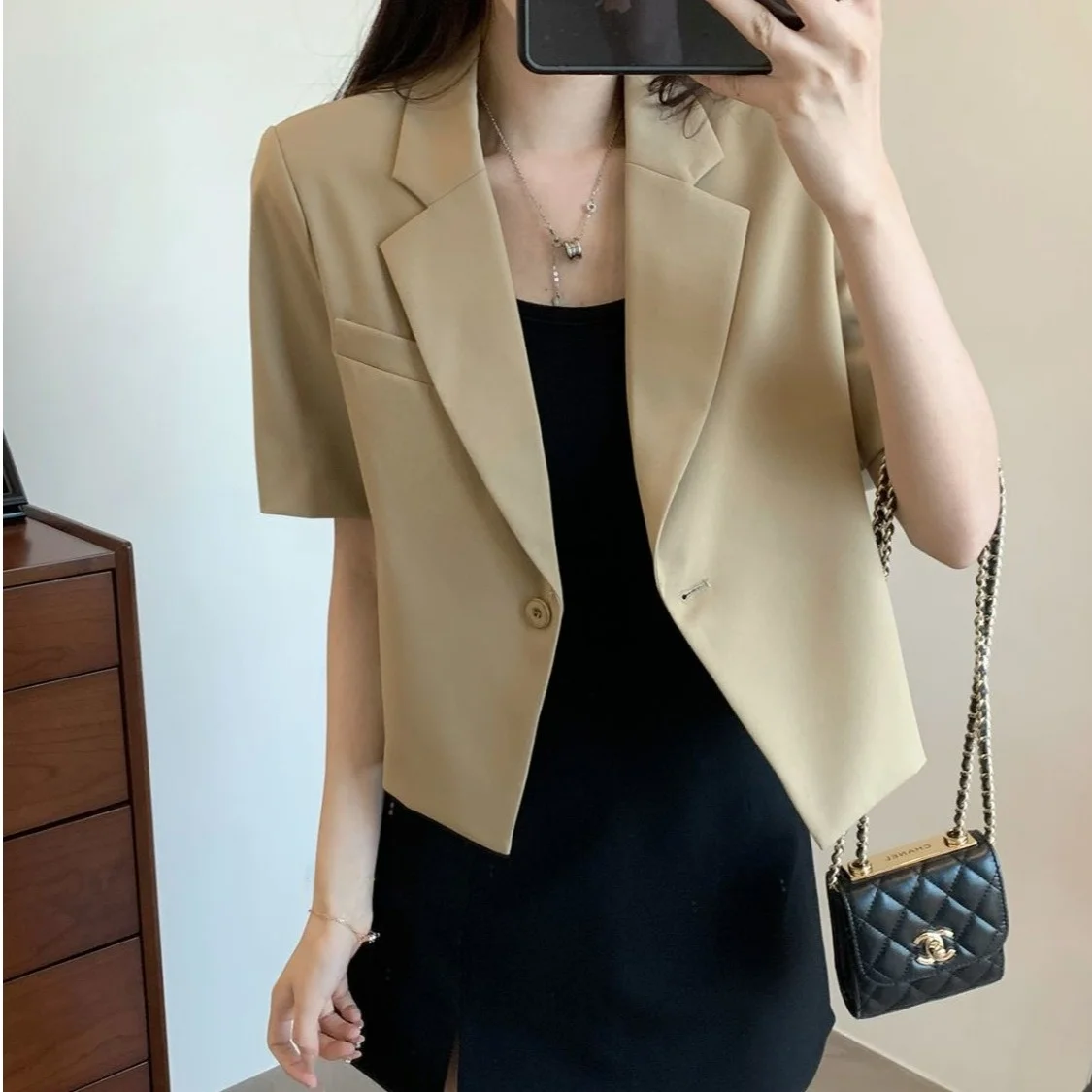 Korean Style One Button Short Suit Jacket Women's Casual Notch Collar Pure Color Compact Fashionable Commuting Outerwear
Korean Style One Button Short Suit Jacket Women's Casual Notch Collar Pure Color Compact Fashionable Commuting Outerwear