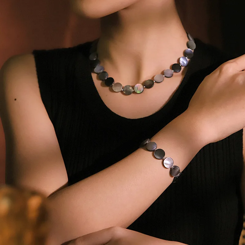 Оригинальный дизайн, черная ракушка, ожерелье, браслет, комплект для женщин, модное плоское круглое колье-цепочка, геометрический воротник, роскошные ювелирные изделия, подарок
Оригинальный дизайн, черная ракушка, ожерелье, браслет, комплект для женщин, модное плоское круглое колье-цепочка, геометрический воротник, роскошные ювелирные изделия, подарок