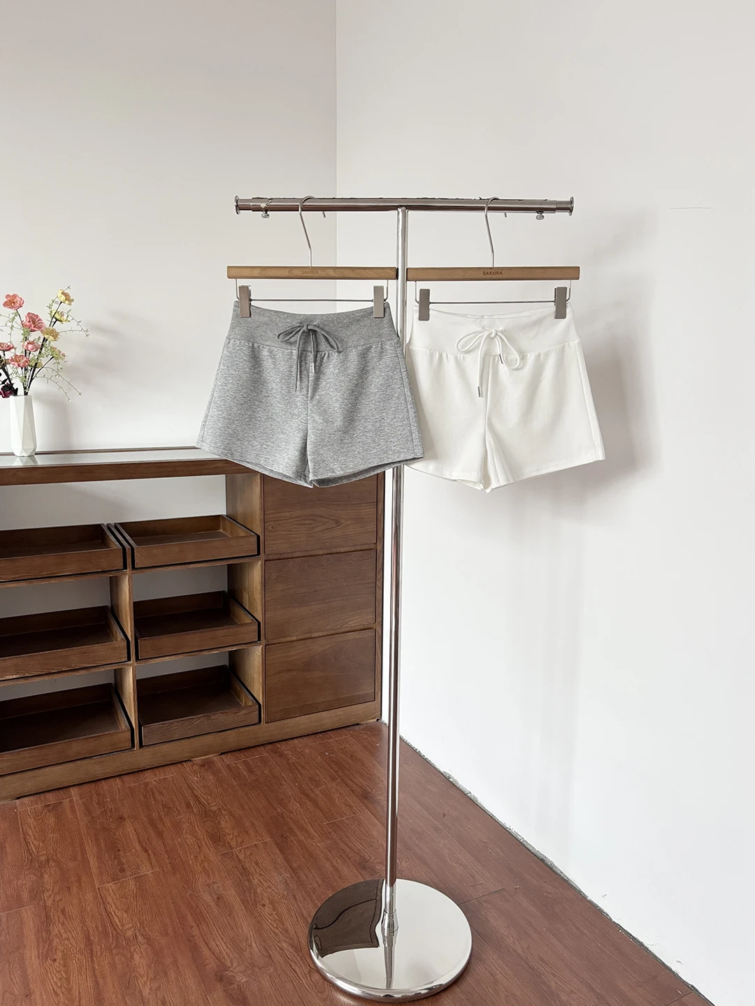 2026 Summer New Korean Style Casual Loose Wide Leg Pants Women's Shorts High Waist Elastic Waistband Versatile Slimming Effect
2026 Summer New Korean Style Casual Loose Wide Leg Pants Women's Shorts High Waist Elastic Waistband Versatile Slimming Effect