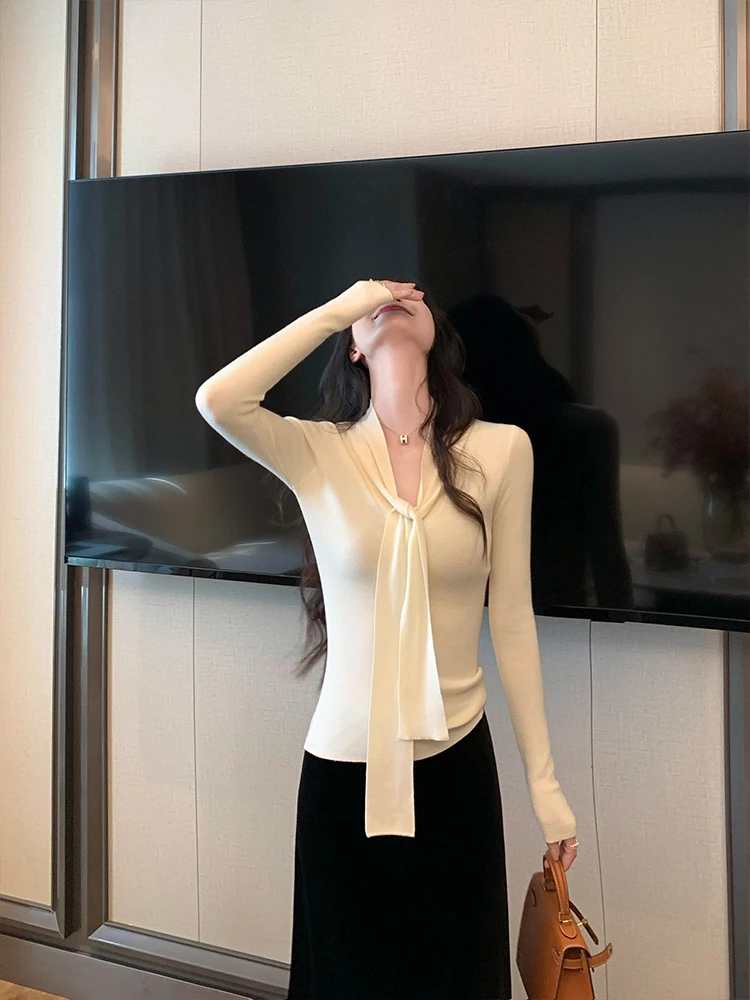 Женский облегающий трикотажный топ с драпировкой, корейский стиль, длинный рукав, V-образный вырез, однотонный, для осени и зимы
Женский облегающий трикотажный топ с драпировкой, корейский стиль, длинный рукав, V-образный вырез, однотонный, для осени и зимы