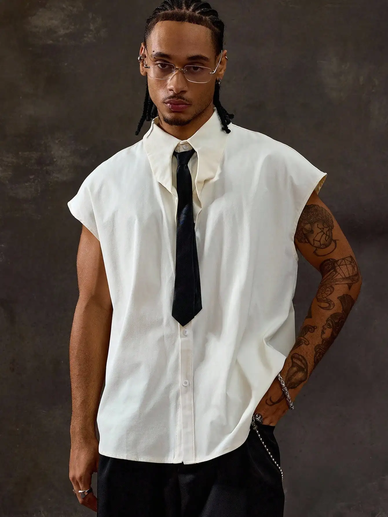Men's Sleeveless Button-Up Shirt with Contrast Collar and Tie Detail
Men's Sleeveless Button-Up Shirt with Contrast Collar and Tie Detail