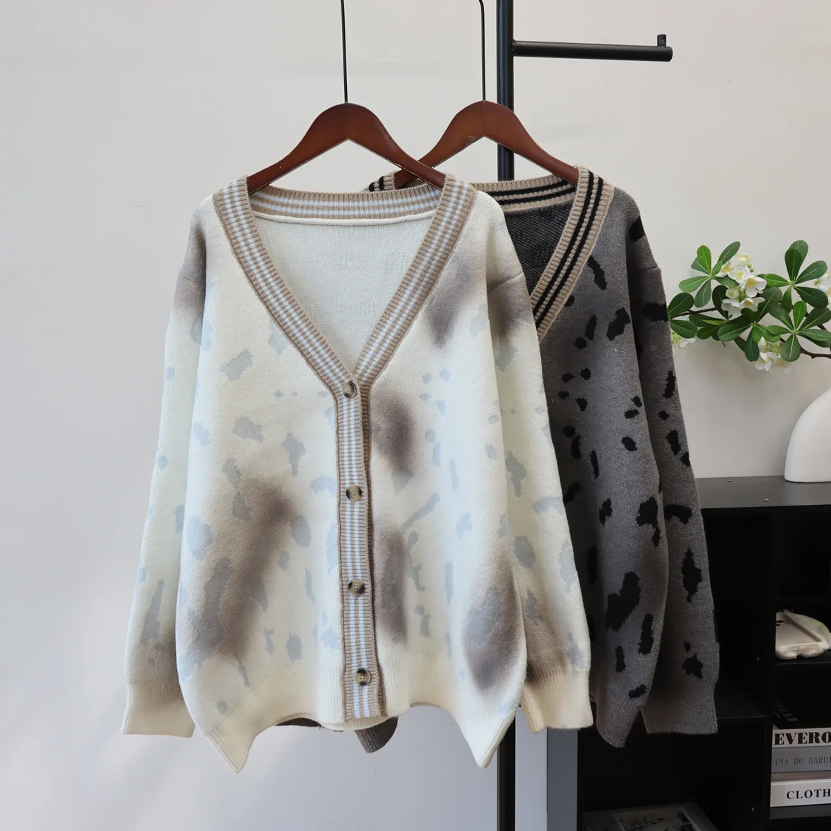 Women Print Cardigan Sweater Knitted Jumpers V Neck Long Sleeves Single Breasted Loose Fit Office Lady Casual 2025 Autumn Winter
Women Print Cardigan Sweater Knitted Jumpers V Neck Long Sleeves Single Breasted Loose Fit Office Lady Casual 2025 Autumn Winter