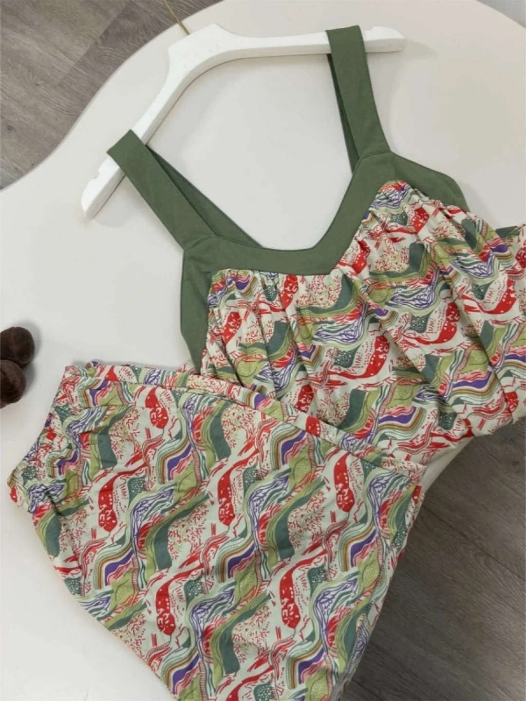 Retro Print V-Neck Strap Top Shorts Pajama Set Comfortable plus Size Home Clothes Suitable for Outdoor Casual Summer Wear
Retro Print V-Neck Strap Top Shorts Pajama Set Comfortable plus Size Home Clothes Suitable for Outdoor Casual Summer Wear