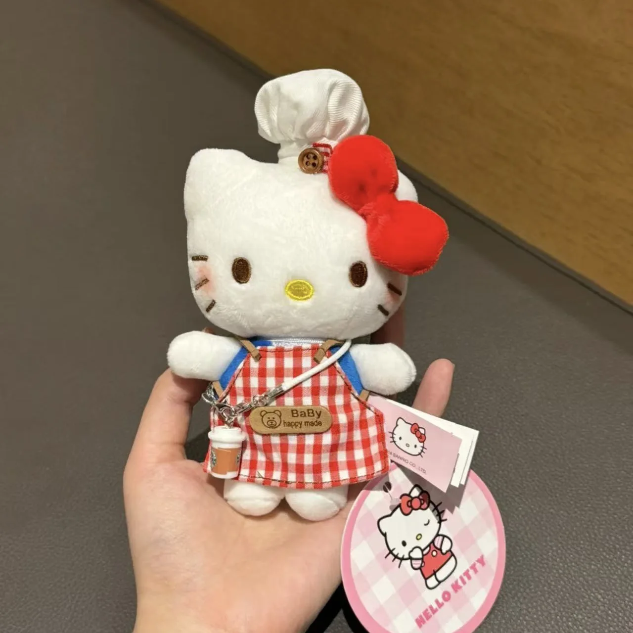 2026 Chef Hello Kitty Plush Keychain Sanrio Cat with Checkered Apron and Chef Hat Bag Pendant
2026 Chef Hello Kitty Plush Keychain Sanrio Cat with Checkered Apron and Chef Hat Bag Pendant