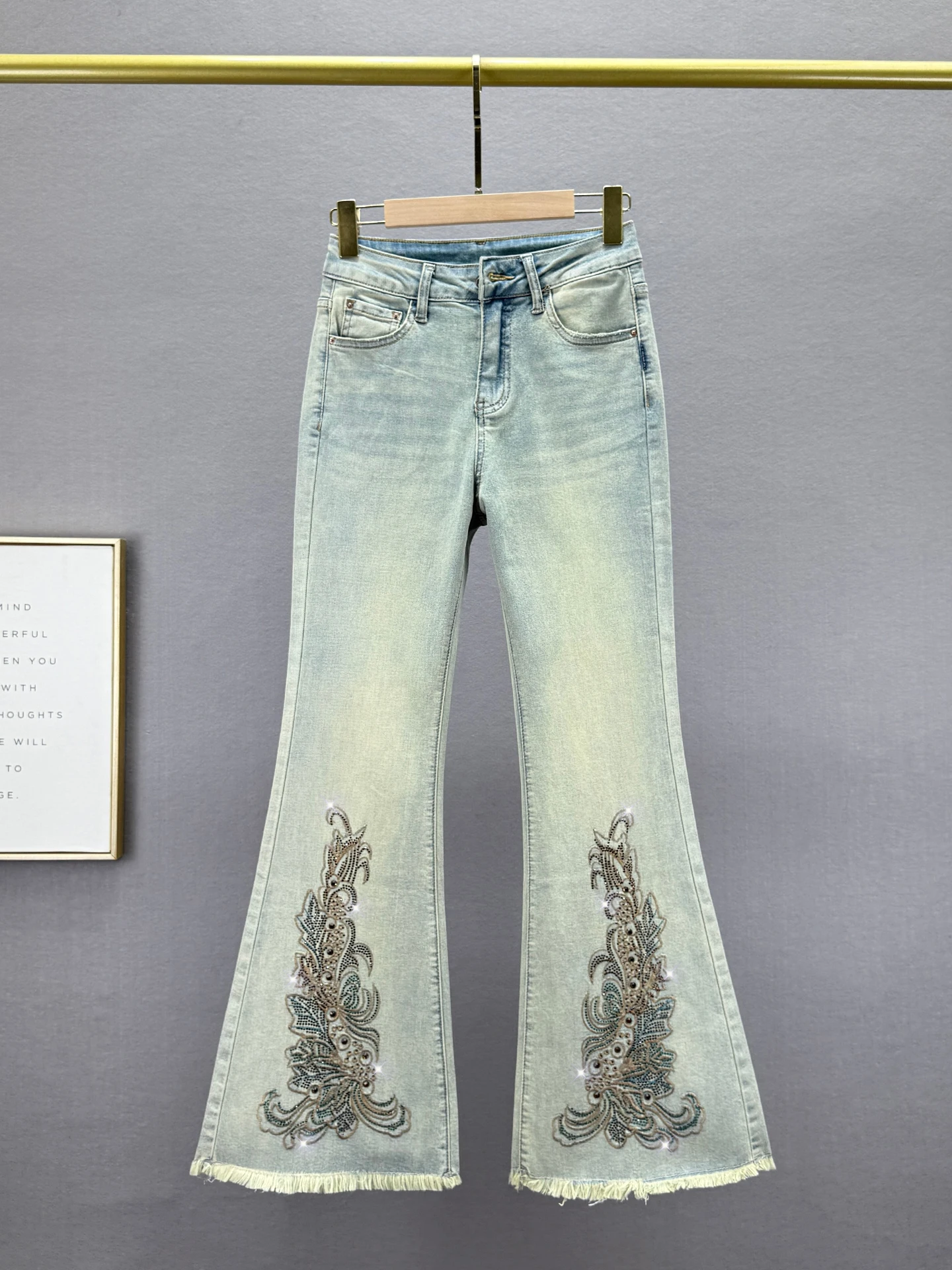 Джинсы-клеш с высокой талией для женщин, весна-осень, новые, с вышивкой и стразами, из хлопкового стрейч-денима, комфортные, хорошо сидящие
Джинсы-клеш с высокой талией для женщин, весна-осень, новые, с вышивкой и стразами, из хлопкового стрейч-денима, комфортные, хорошо сидящие