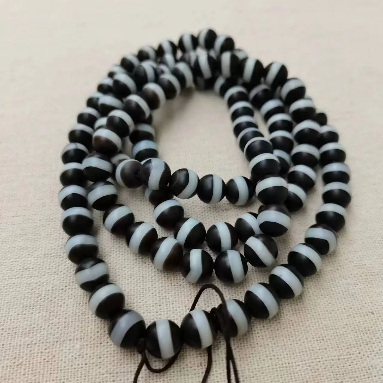 1pcs/lot natural stone black white striped first-line pharmacist beads 108 old agate cure disease ward off evil jewelry amulet
1pcs/lot natural stone black white striped first-line pharmacist beads 108 old agate cure disease ward off evil jewelry amulet