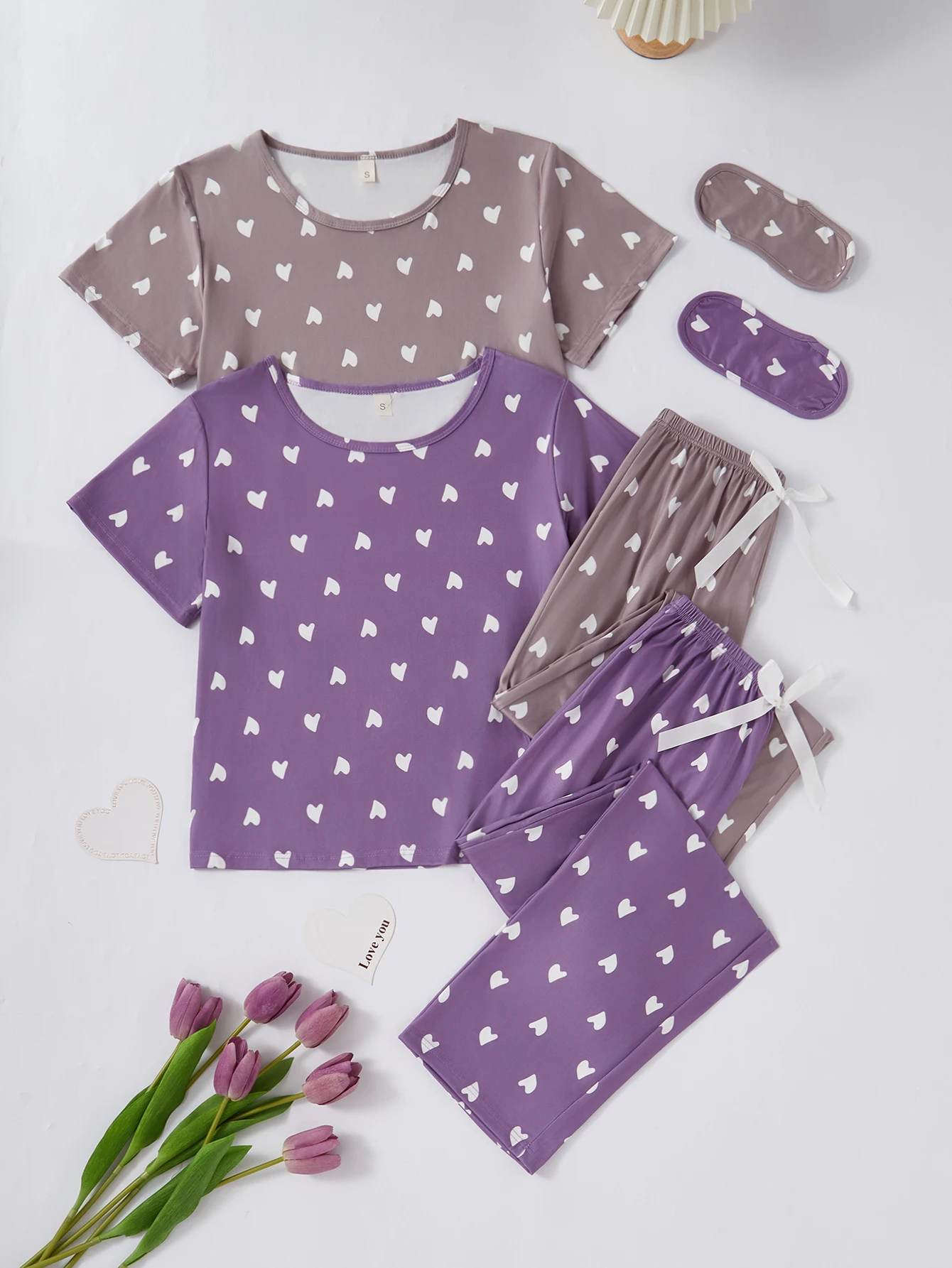 A new four-piece set for women, featuring heart-shaped patterns, short-sleeved shirts, long pants, casual and comfortable eye ma
A new four-piece set for women, featuring heart-shaped patterns, short-sleeved shirts, long pants, casual and comfortable eye ma