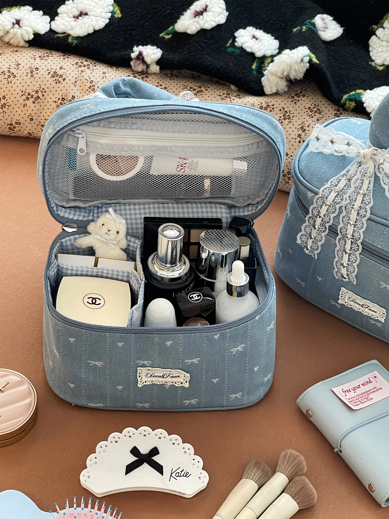 Large Capacity Portable Women's Makeup Bag Travel Outdoors Handheld Storage Organizer Retro Lace Denim Cosmetic Bag
Large Capacity Portable Women's Makeup Bag Travel Outdoors Handheld Storage Organizer Retro Lace Denim Cosmetic Bag