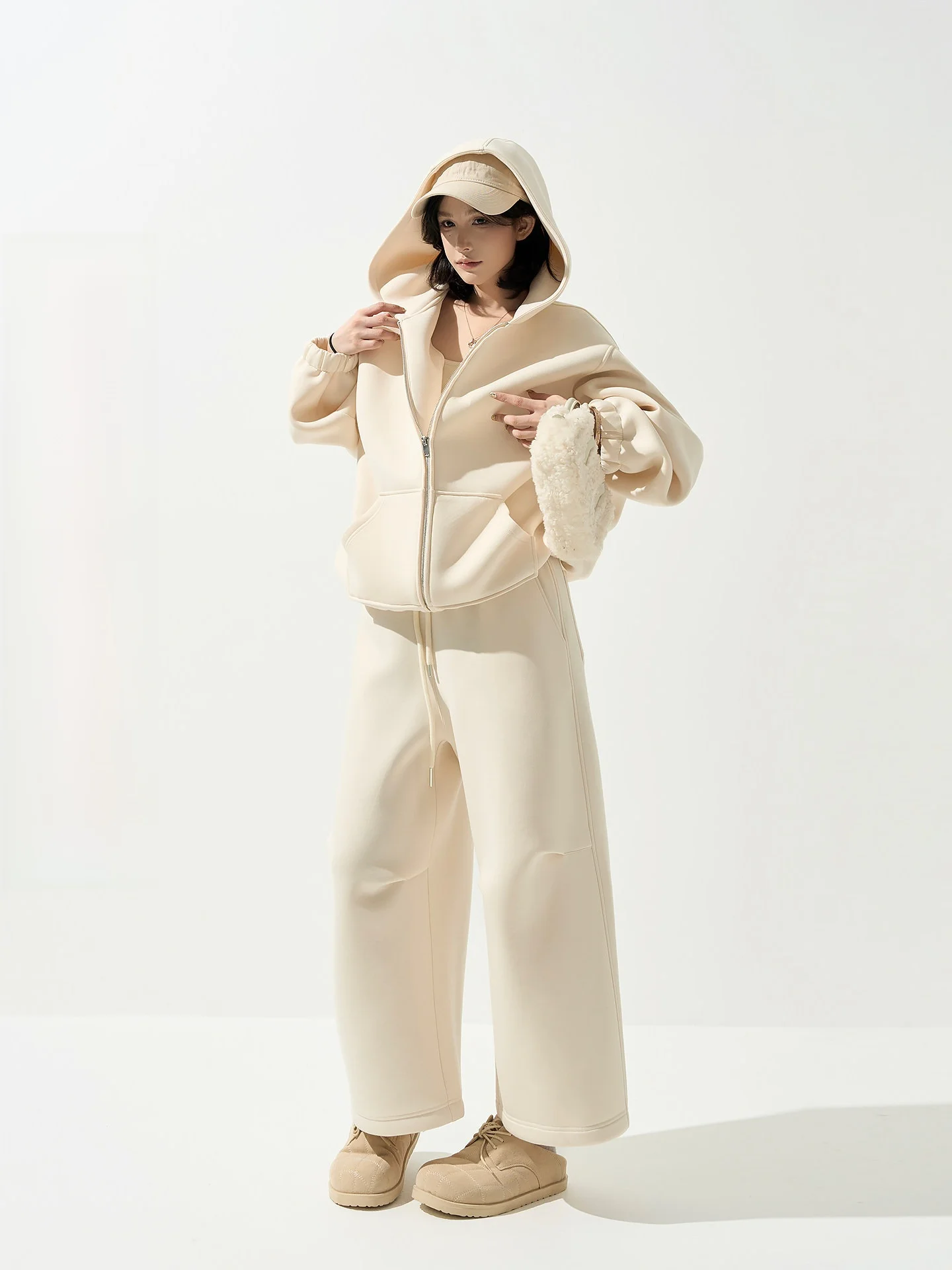 Утепленный комплект: худи с длинным рукавом и брюки для женщин, осенне-зимний, свободный крой, теплый кардиган, повседневная одежда в корейском стиле
Утепленный комплект: худи с длинным рукавом и брюки для женщин, осенне-зимний, свободный крой, теплый кардиган, повседневная одежда в корейском стиле