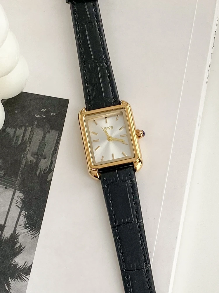 Elegant Women'S WristwatchVintageStyleArtisticHigh-EndAnalogLeather StrapFashionable And Exquisite, A Perfect Gift For Students.
Elegant Women'S WristwatchVintageStyleArtisticHigh-EndAnalogLeather StrapFashionable And Exquisite, A Perfect Gift For Students.