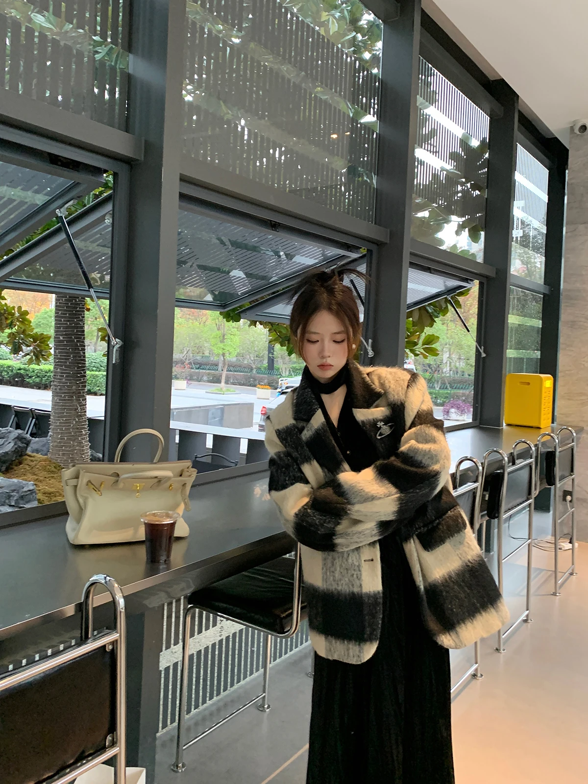 Женское пальто в ретро-стиле из шерстяной ткани в клетку, с длинными рукавами, круглым вырезом, на одной пуговице, из смесового хлопка, зимнее
Женское пальто в ретро-стиле из шерстяной ткани в клетку, с длинными рукавами, круглым вырезом, на одной пуговице, из смесового хлопка, зимнее