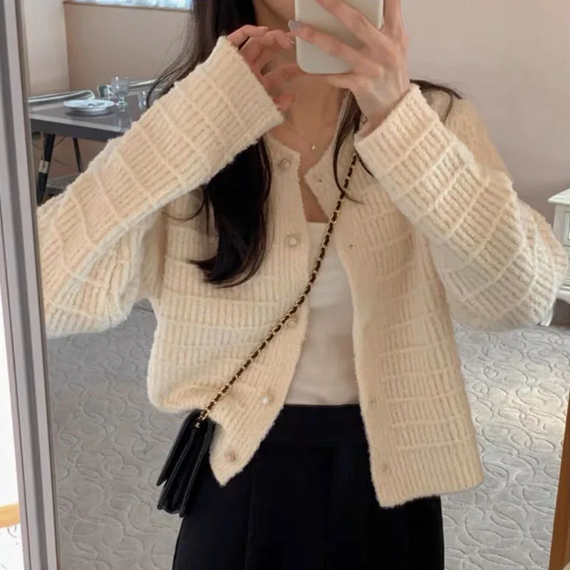 Autumn and winter retro round neck texture exquisite pink short cardigan, warm and comfortable single-breasted knitted blouse
Autumn and winter retro round neck texture exquisite pink short cardigan, warm and comfortable single-breasted knitted blouse