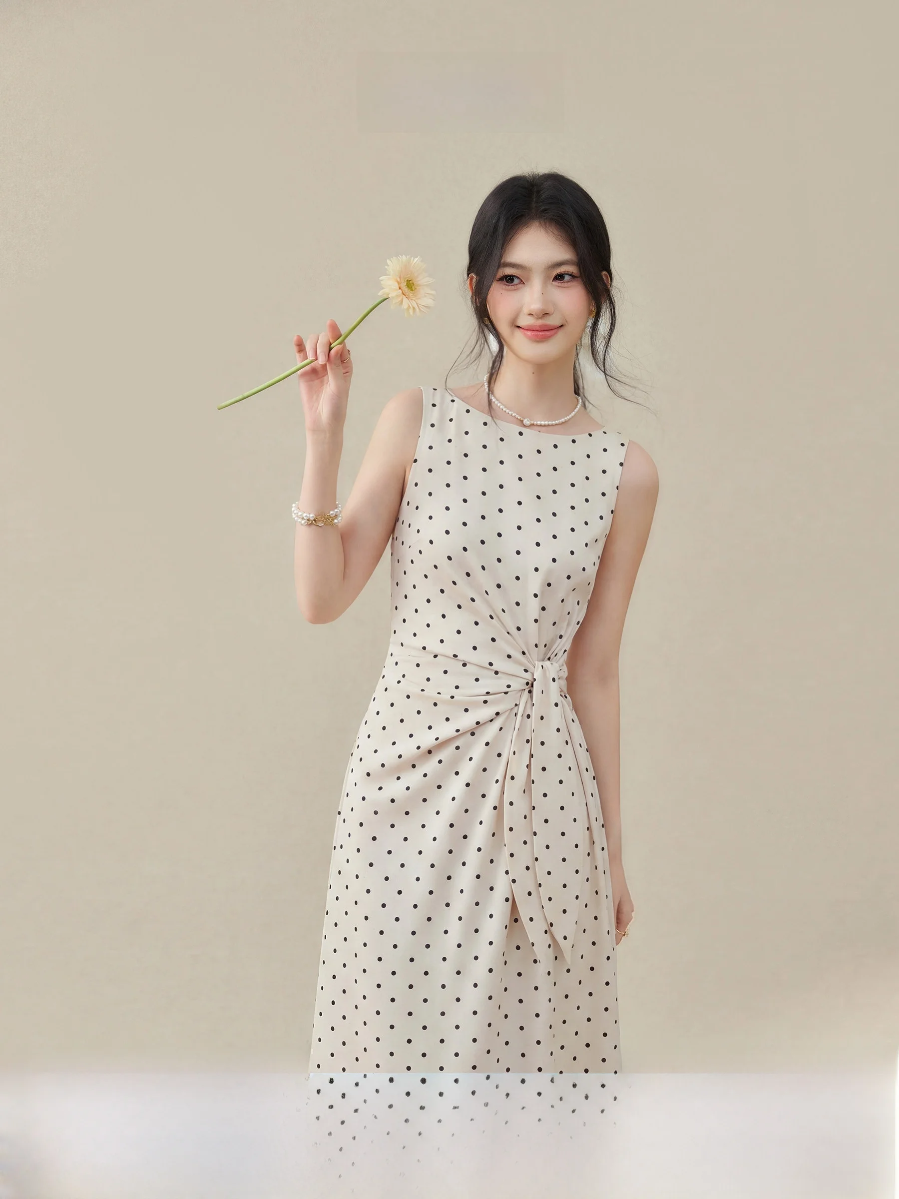 Special Elegant Waist-Cinching Vest Dress Women's Sleeveless Waist-Cut Spring Summer Fashionable Commute Style round Neck
Special Elegant Waist-Cinching Vest Dress Women's Sleeveless Waist-Cut Spring Summer Fashionable Commute Style round Neck