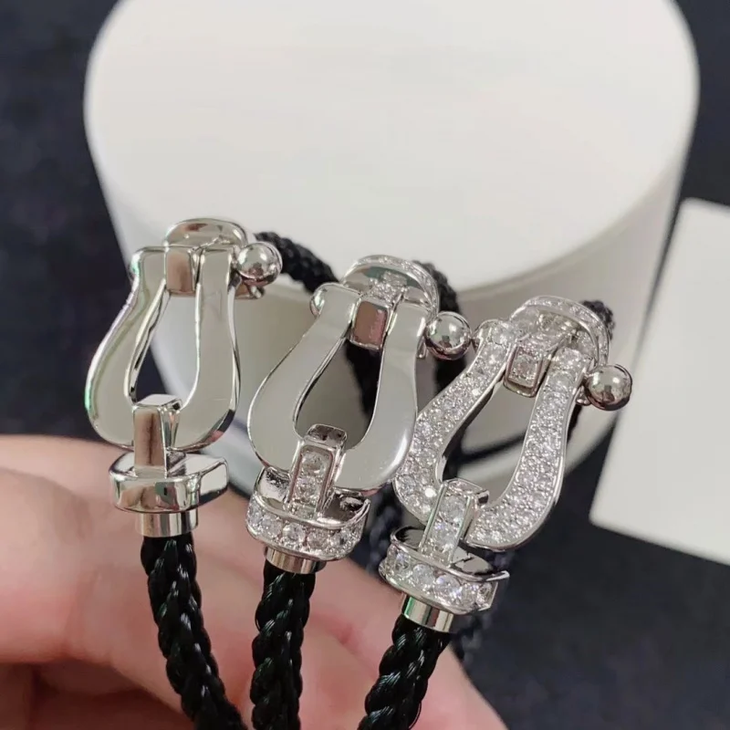 Браслет-пряжка «подкова» с крупными бриллиантами, винтажный, класса люкс, унисекс, 2026 года, высокое качество
Браслет-пряжка «подкова» с крупными бриллиантами, винтажный, класса люкс, унисекс, 2026 года, высокое качество