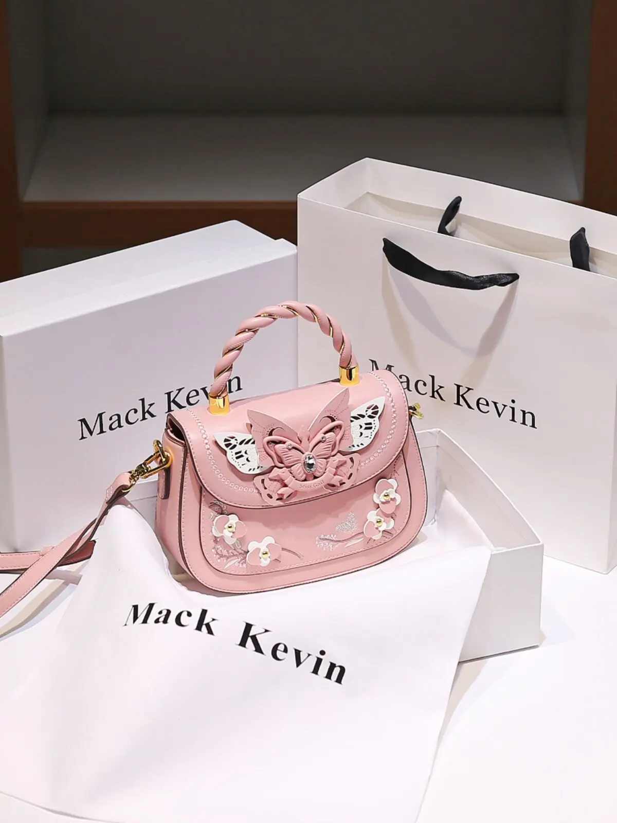 Luxury and Elegant Handheld Saddle Bag with Beautiful Butterfly and Unique Woven Handle 2026 Women's New Fashion Crossbody Bag
Luxury and Elegant Handheld Saddle Bag with Beautiful Butterfly and Unique Woven Handle 2026 Women's New Fashion Crossbody Bag