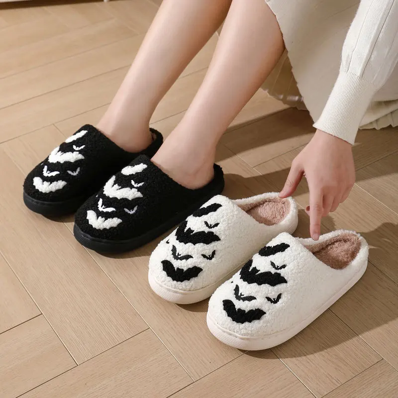 Хэллоуин узор летучей мыши вышитые плюшевые домашние удобные шерстяные хлопковые тапочки на толстой подошве теплые нескользящие домашние тапочки 
Хэллоуин узор летучей мыши вышитые плюшевые домашние удобные шерстяные хлопковые тапочки на толстой подошве теплые нескользящие домашние тапочки