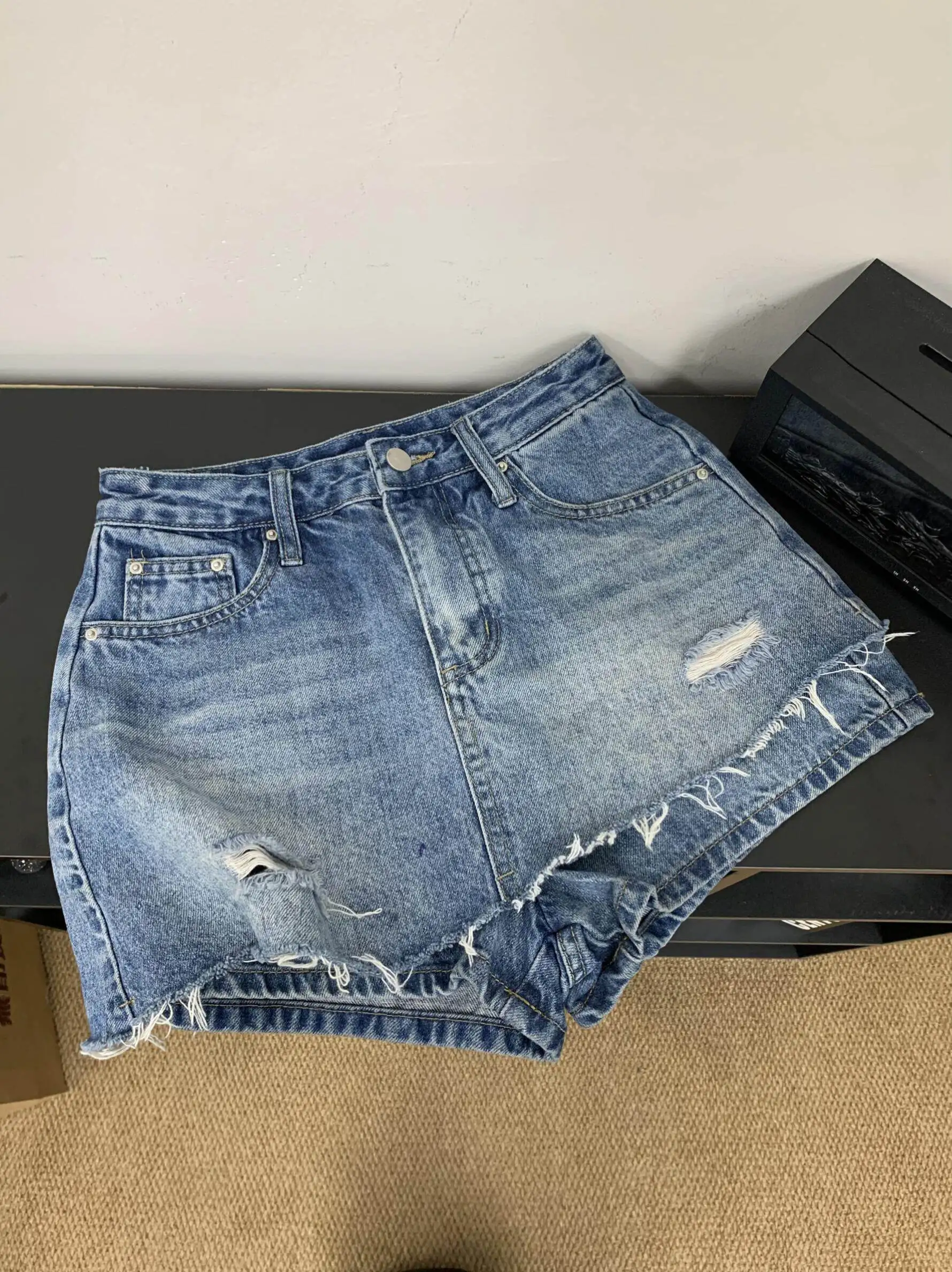 High Waist Distressed Denim Shorts Women's Summer 2026 New Style Hong Kong Style Wide Leg Pants with Frayed Hemlines
High Waist Distressed Denim Shorts Women's Summer 2026 New Style Hong Kong Style Wide Leg Pants with Frayed Hemlines