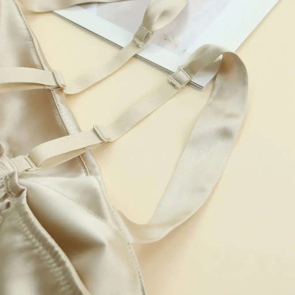 Thin Latex Breast Pad Pleated Silk Sling Bra Beautiful Back Design Spring Summer Satin Silk Tube Top Women's Underwear 
Thin Latex Breast Pad Pleated Silk Sling Bra Beautiful Back Design Spring Summer Satin Silk Tube Top Women's Underwear