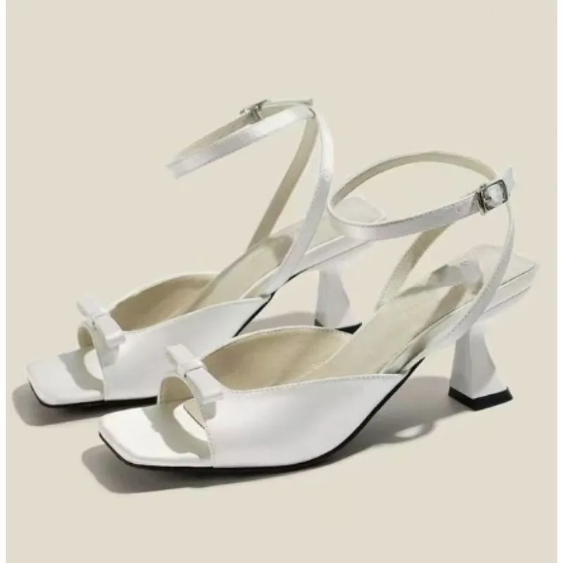 New Style Popular Square Toe Women Silvery Sandals Fashion Ladies Outdoor Dress Women's High Heel Luxury Sandals Zapatos Mujer
New Style Popular Square Toe Women Silvery Sandals Fashion Ladies Outdoor Dress Women's High Heel Luxury Sandals Zapatos Mujer