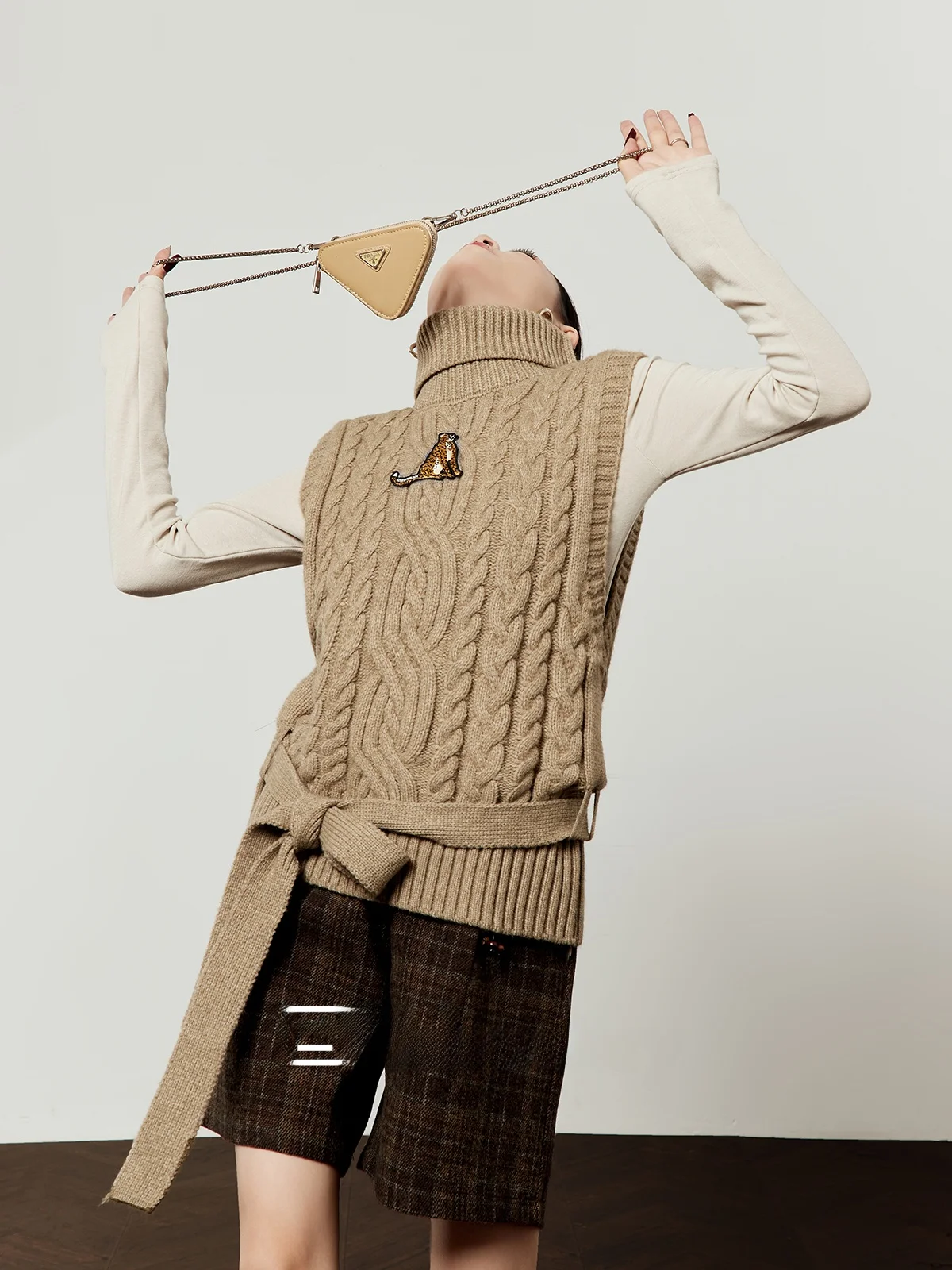 Женский свободный жилет с поясом, весенняя новинка, вязаный, с длинными рукавами, повседневный, модный, бренд Zhou Li Wu, с вышивкой и нашивками
Женский свободный жилет с поясом, весенняя новинка, вязаный, с длинными рукавами, повседневный, модный, бренд Zhou Li Wu, с вышивкой и нашивками