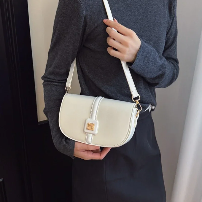 Fashionable Commuter Bag For Women Elegant Leather Classic With Large Capacity Stylish For Daily Use And Solid Color
Fashionable Commuter Bag For Women Elegant Leather Classic With Large Capacity Stylish For Daily Use And Solid Color