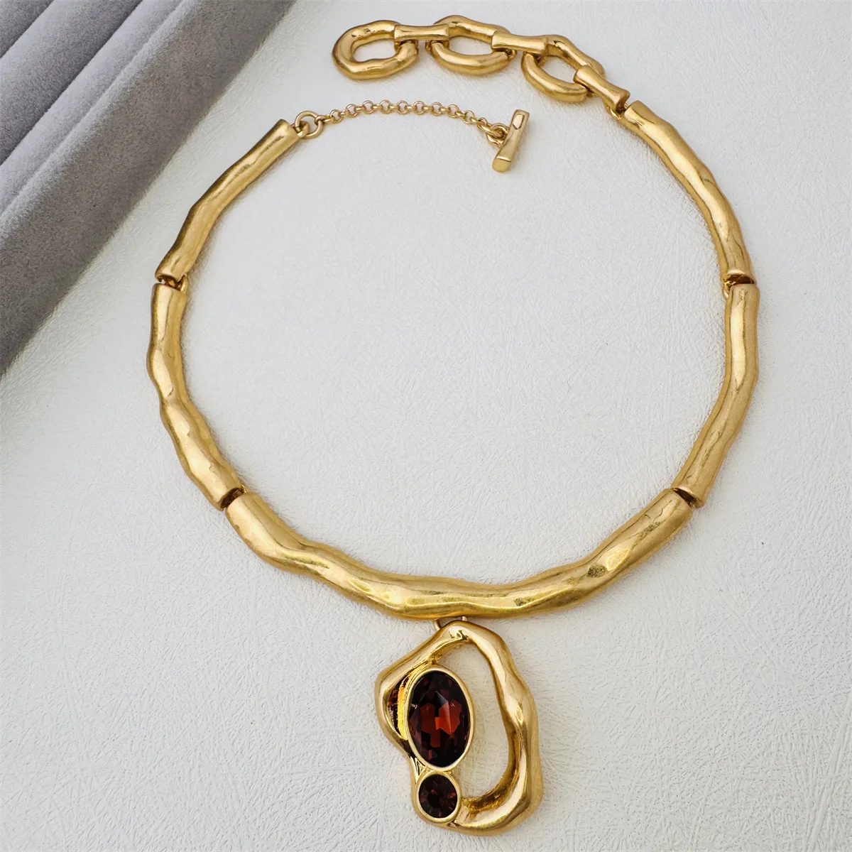 Os Vintage Textured Irregular Tube Collar with Oval Crystal Pendant Choker Necklace for Women Fashion Jewelry Party Gift
Os Vintage Textured Irregular Tube Collar with Oval Crystal Pendant Choker Necklace for Women Fashion Jewelry Party Gift