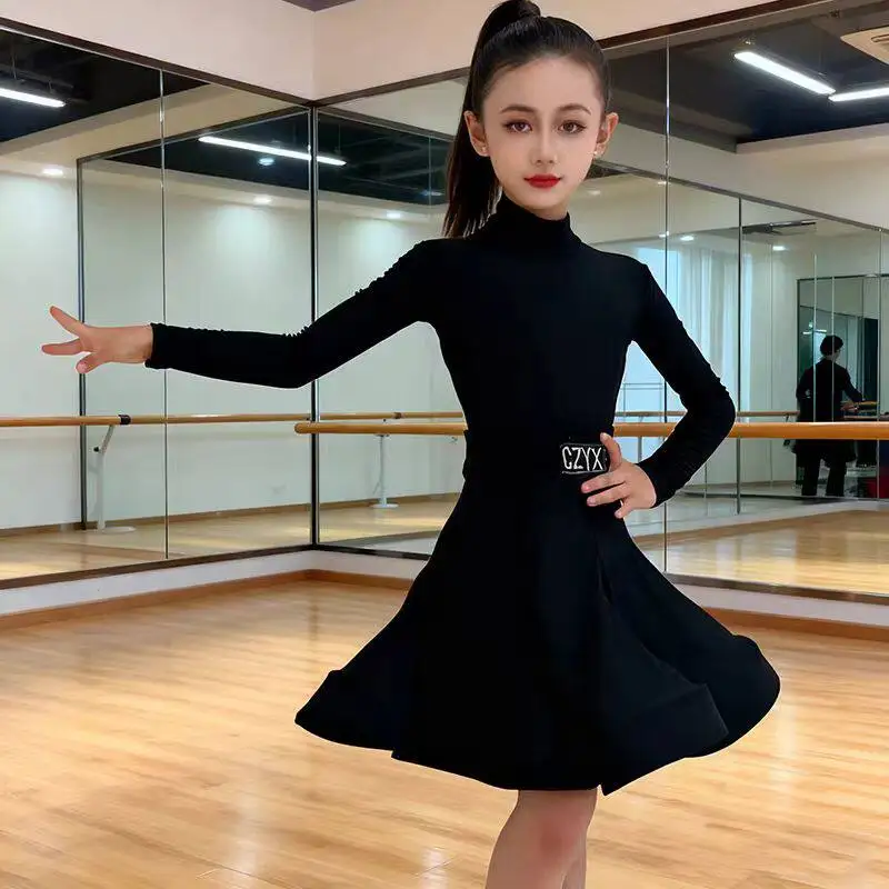 Children's girls' Latin dance competition requires wearing the latest winter velvet performance dress for the Latin dance
Children's girls' Latin dance competition requires wearing the latest winter velvet performance dress for the Latin dance