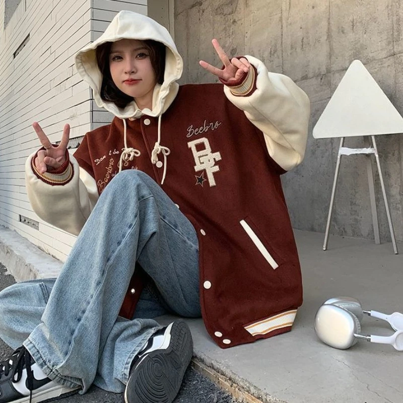 Утолщенное зимнее пальто для женщин, винтажная рождественская бейсбольная куртка с мягким слоем, свободная студенческая куртка в корейском стиле
Утолщенное зимнее пальто для женщин, винтажная рождественская бейсбольная куртка с мягким слоем, свободная студенческая куртка в корейском стиле