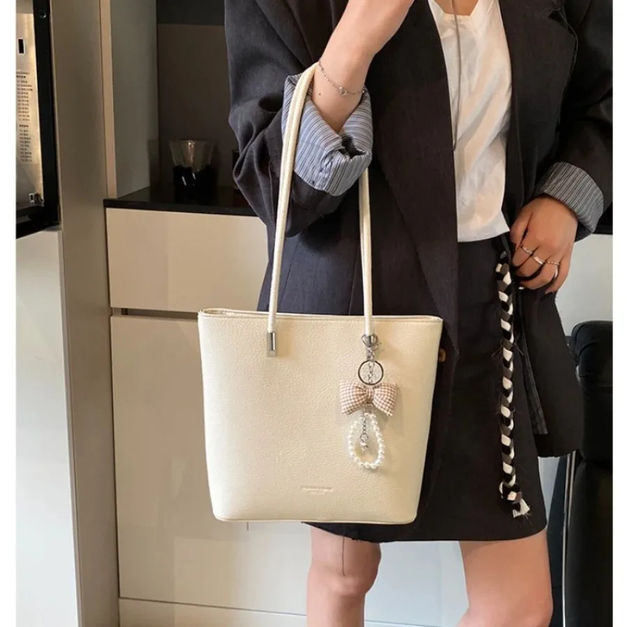 The new fashion exquisite simple simple versatile pure color handbag bow hanging decorations fresh generous shoulder bags
The new fashion exquisite simple simple versatile pure color handbag bow hanging decorations fresh generous shoulder bags