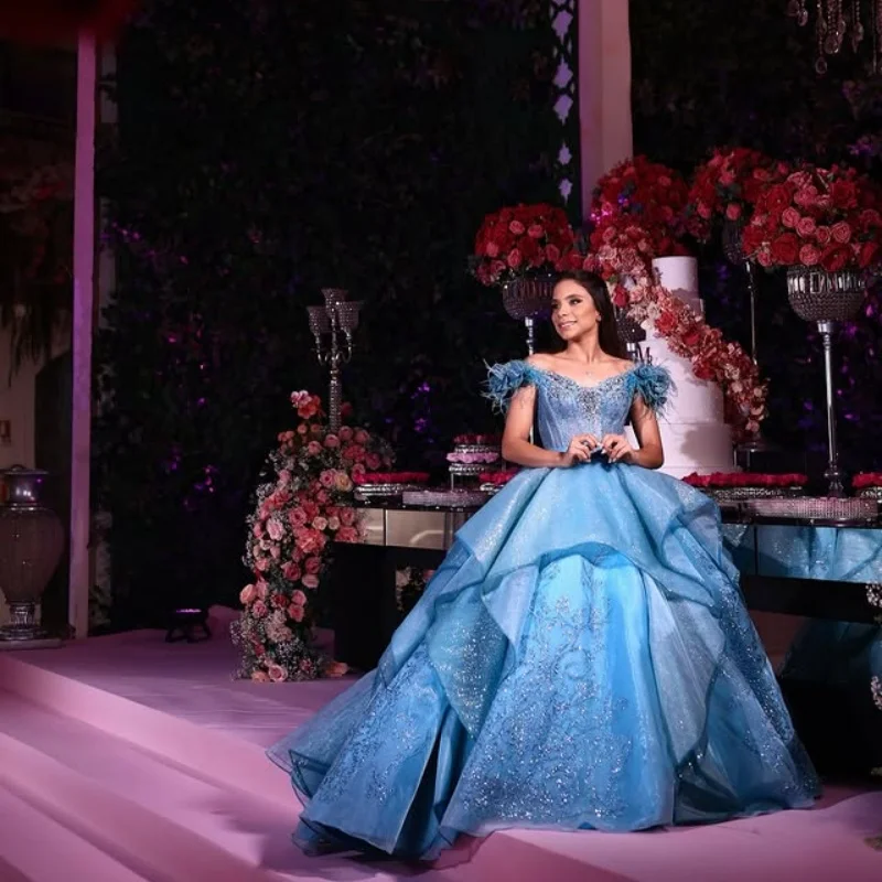 Customized Shiny blue Quinceanera Dress Off Shoulder Tull crystal applique feather layering Long tail vestidos de 15 Quinceanera
Customized Shiny blue Quinceanera Dress Off Shoulder Tull crystal applique feather layering Long tail vestidos de 15 Quinceanera