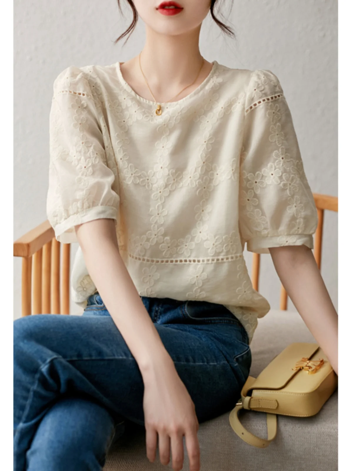 Женский топ с вышивкой и вырезами, короткий рукав, корейский стиль, для повседневной носки, летняя коллекция
Женский топ с вышивкой и вырезами, короткий рукав, корейский стиль, для повседневной носки, летняя коллекция