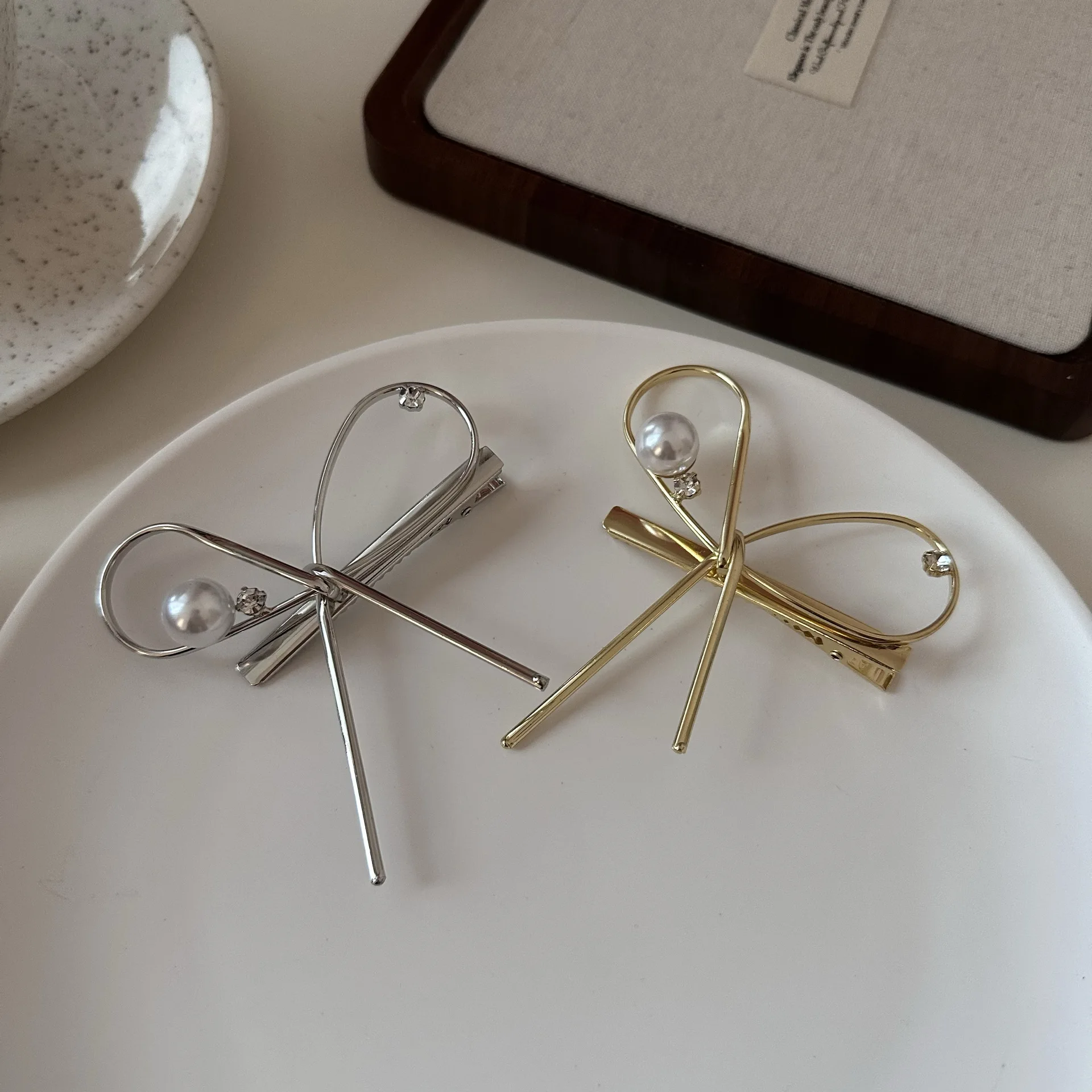 Korean Style Unique Metal Bow Pearl Hair Clip for Side Bangs Non Slip Strong Hold Hollow Lightweight Hair Tools
Korean Style Unique Metal Bow Pearl Hair Clip for Side Bangs Non Slip Strong Hold Hollow Lightweight Hair Tools