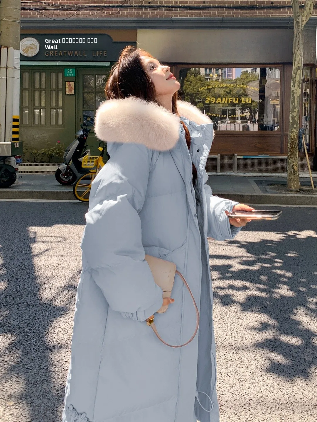 Синее длинное женское пуховое пальто с большим меховым воротником, ниже колена, зимняя верхняя одежда, свободный крой в корейском стиле, для повседневной носки
Синее длинное женское пуховое пальто с большим меховым воротником, ниже колена, зимняя верхняя одежда, свободный крой в корейском стиле, для повседневной носки