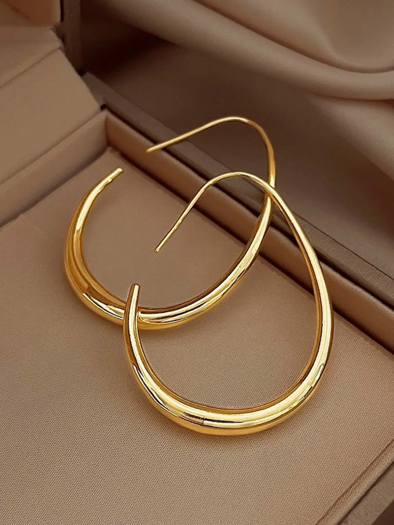 1 Pair Copper Material Simple U-Shaped Teardrop Hoop Earrings, Fashion Daily Wear Gift For Women
1 Pair Copper Material Simple U-Shaped Teardrop Hoop Earrings, Fashion Daily Wear Gift For Women