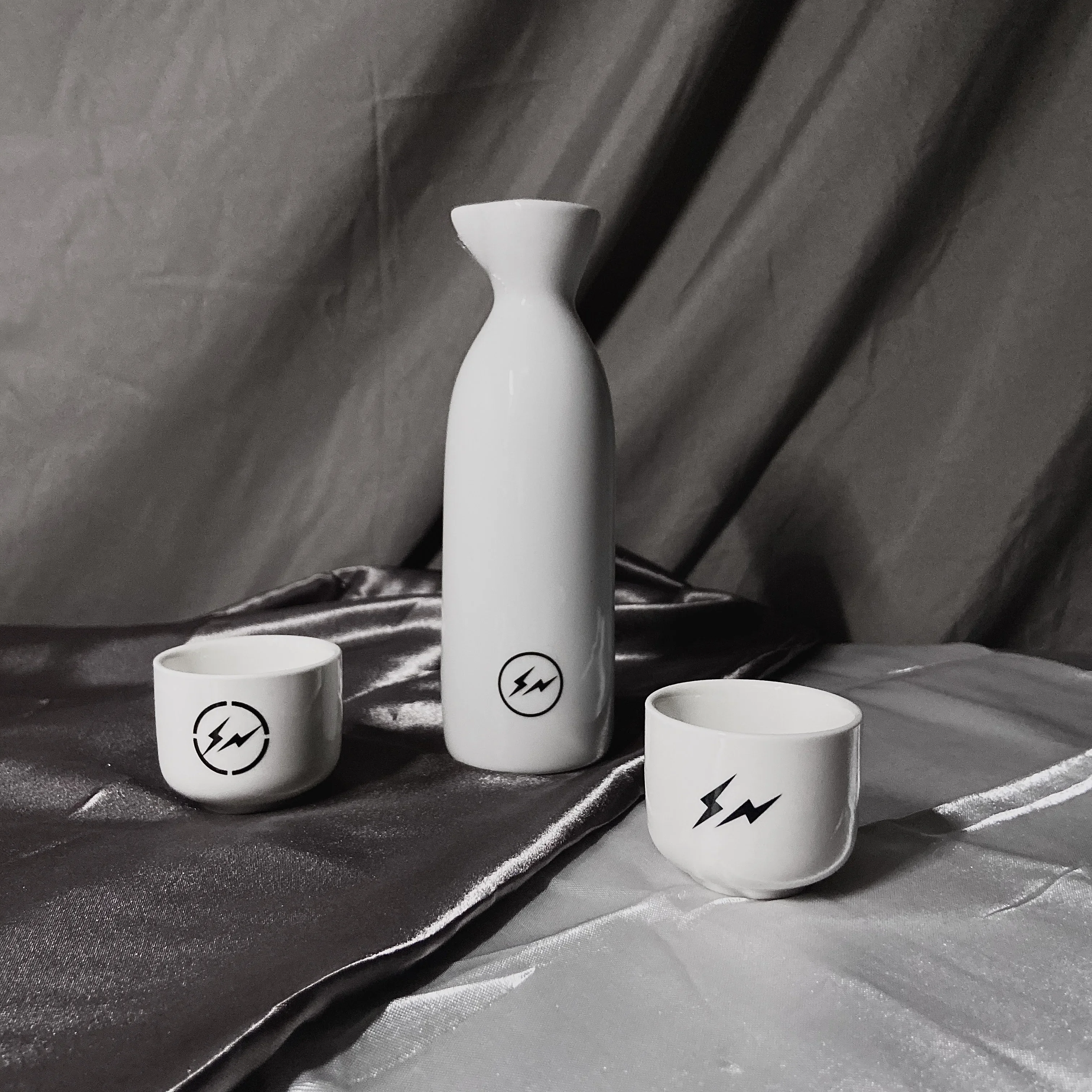 Trendy brand Hiroshi Fujiwara Lightning Fragment design same style ins ceramic sake pot cup set ornaments
Trendy brand Hiroshi Fujiwara Lightning Fragment design same style ins ceramic sake pot cup set ornaments