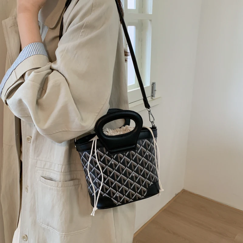 2025 Новая высококачественная женская кожаная сумка через плечо, роскошный бренд, известный дизайнер, элегантный простой париж
2025 Новая высококачественная женская кожаная сумка через плечо, роскошный бренд, известный дизайнер, элегантный простой париж