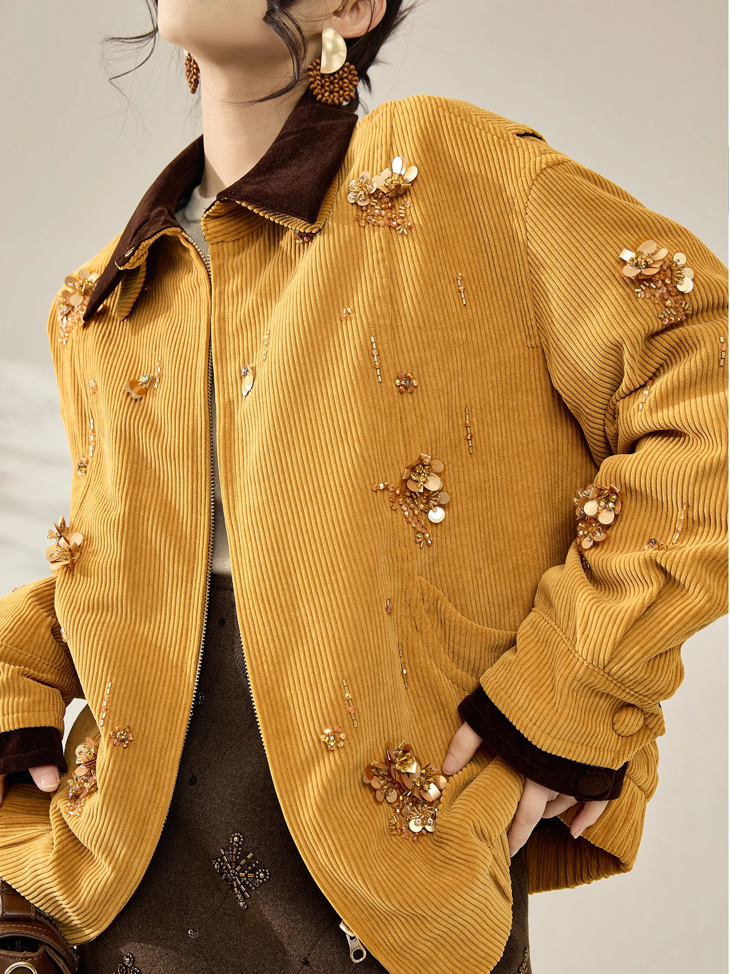 Женская зимняя куртка Flowing Era с воротником из бархата, пайетками и цветными блоками, новая, теплая, из полиэстера, с длинными рукавами, на молнии
Женская зимняя куртка Flowing Era с воротником из бархата, пайетками и цветными блоками, новая, теплая, из полиэстера, с длинными рукавами, на молнии