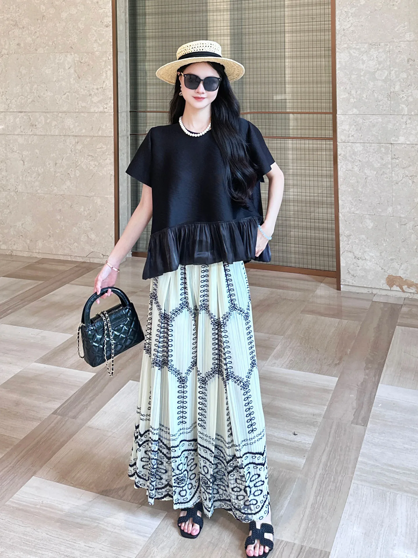 Loose Casual Summer Fashion Set Women's Black Short Sleeve Top And Wide Leg Pants Large Size Crumpled Outfit Three Houses Art...
Loose Casual Summer Fashion Set Women's Black Short Sleeve Top And Wide Leg Pants Large Size Crumpled Outfit Three Houses Art...