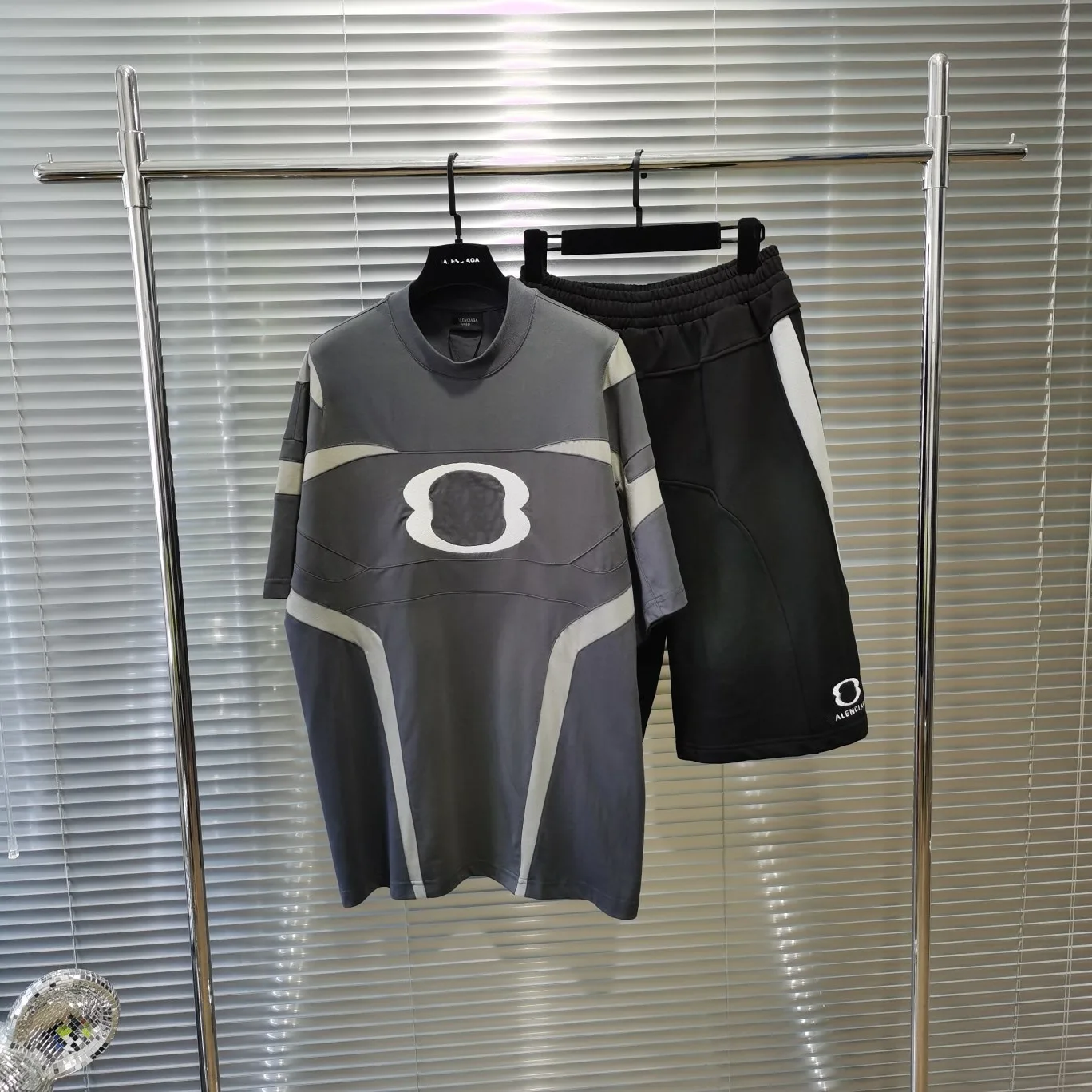 2024 New Double-Ring Embroidered Patchwork Sports Suit. Short Sleeve T-Shirt Patchwork Shorts Loose Version 035
2024 New Double-Ring Embroidered Patchwork Sports Suit. Short Sleeve T-Shirt Patchwork Shorts Loose Version 035