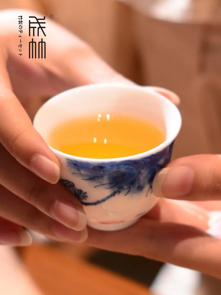 Hand-Painted Blue And White Cerc Tea Cup High Temperature Porcelain Gongfu Tea Brewing Cup with Lid for Tea Appreciation
Hand-Painted Blue And White Cerc Tea Cup High Temperature Porcelain Gongfu Tea Brewing Cup with Lid for Tea Appreciation