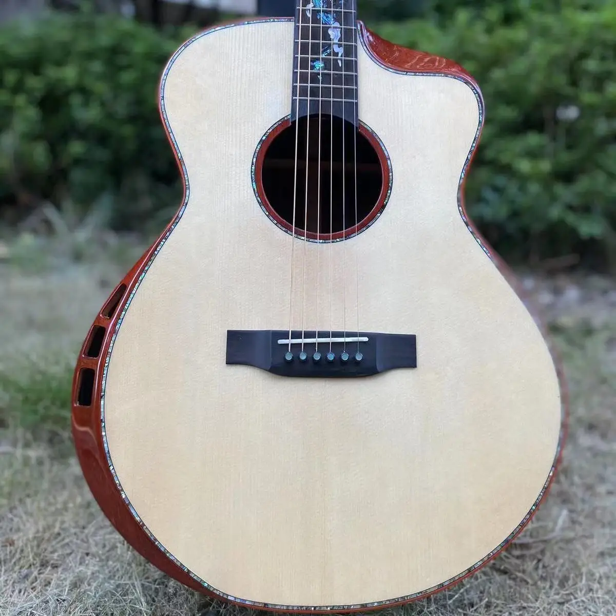 Factory's New 40.5 Inch Santos All Solid Acoustic Guitar High Quality Professional Performance Wholesale Spruce Material Music
Factory's New 40.5 Inch Santos All Solid Acoustic Guitar High Quality Professional Performance Wholesale Spruce Material Music