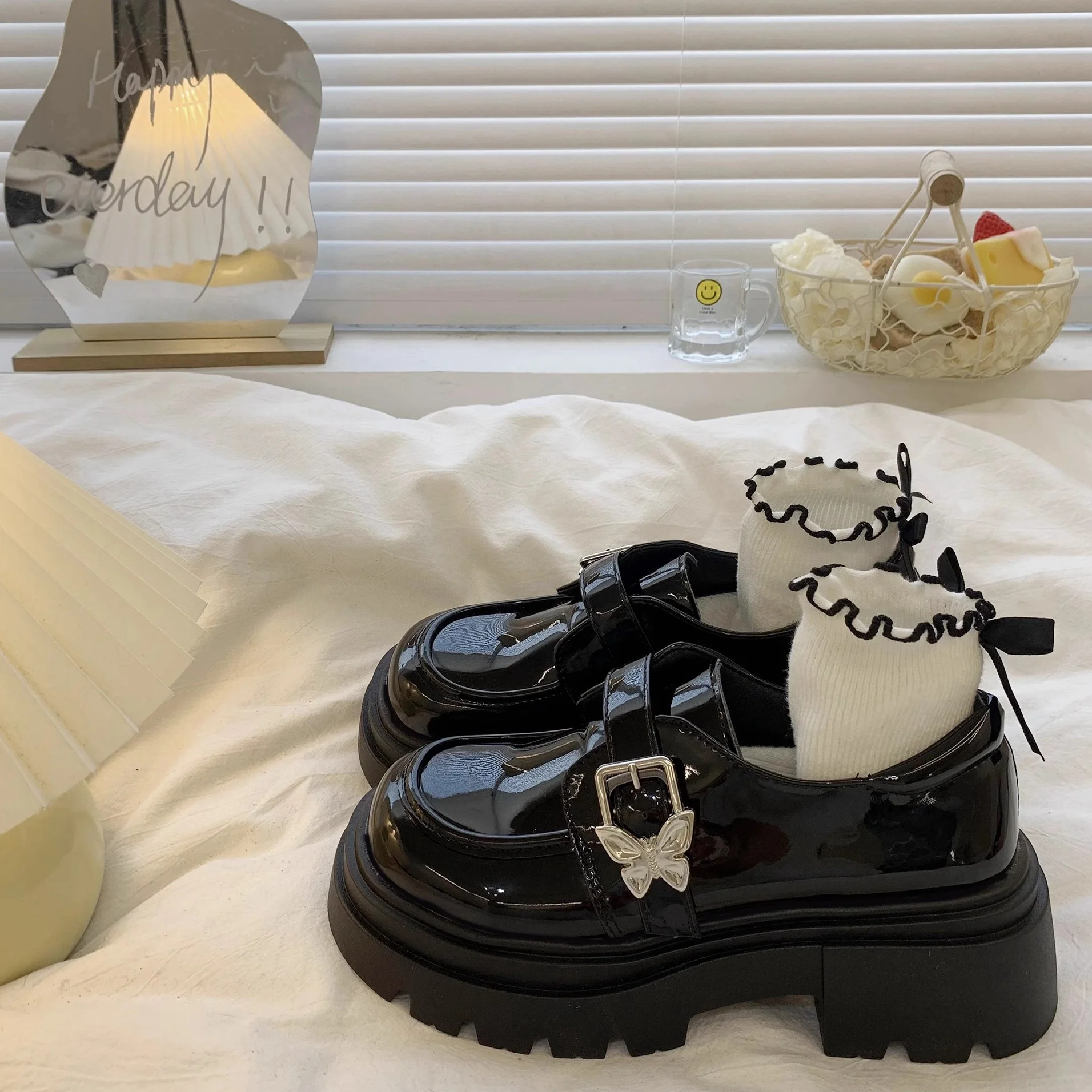 Черные маленькие кожаные туфли на толстой подошве, женские новые весенние туфли 2023 года, японские лоферы Jk на толстом каблуке с завышенной круглой головкой
Черные маленькие кожаные туфли на толстой подошве, женские новые весенние туфли 2023 года, японские лоферы Jk на толстом каблуке с завышенной круглой головкой