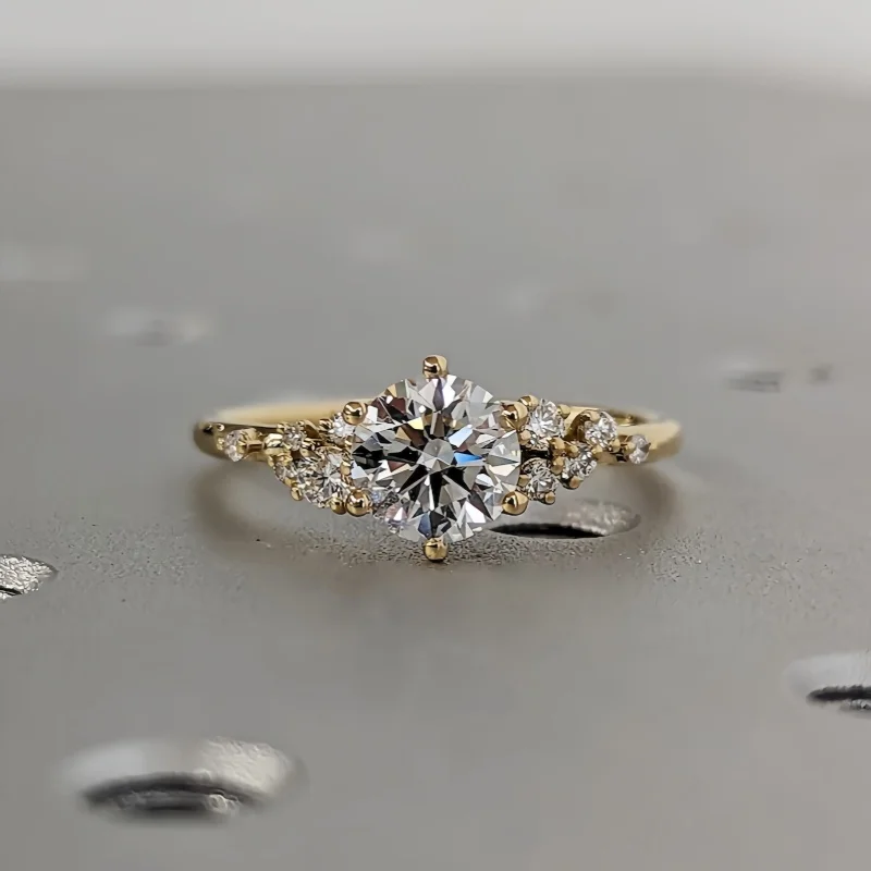 S925 sterling silver moissanite engagement ring, inlaid with 1 carat round moissanite, jewelry gift for women, GIA packaging
S925 sterling silver moissanite engagement ring, inlaid with 1 carat round moissanite, jewelry gift for women, GIA packaging