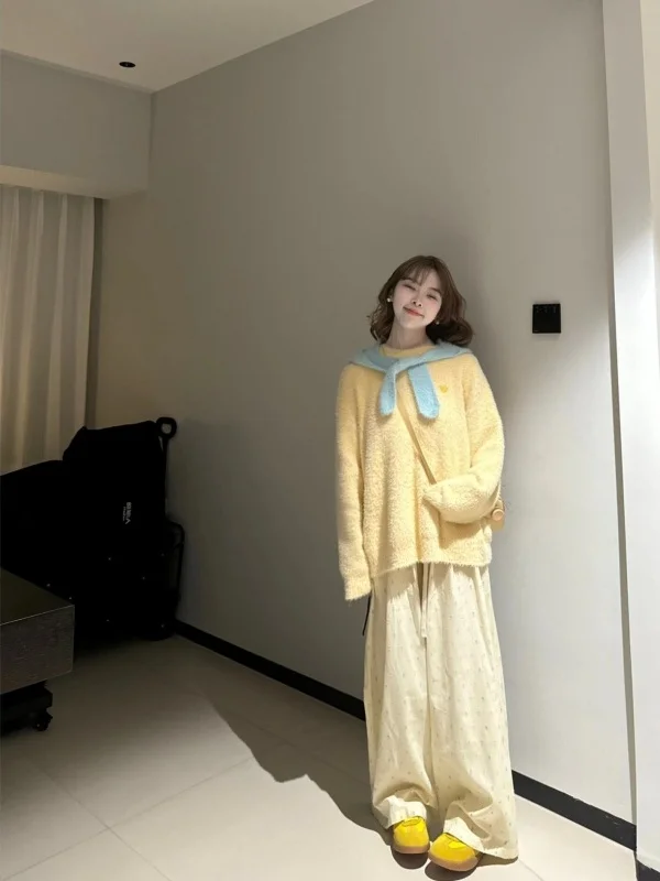 Женский свободный вязаный свитер желтого цвета в корейском стиле, повседневный трикотажный джемпер с круглым вырезом и длинными рукавами, удобный, весенний
Женский свободный вязаный свитер желтого цвета в корейском стиле, повседневный трикотажный джемпер с круглым вырезом и длинными рукавами, удобный, весенний