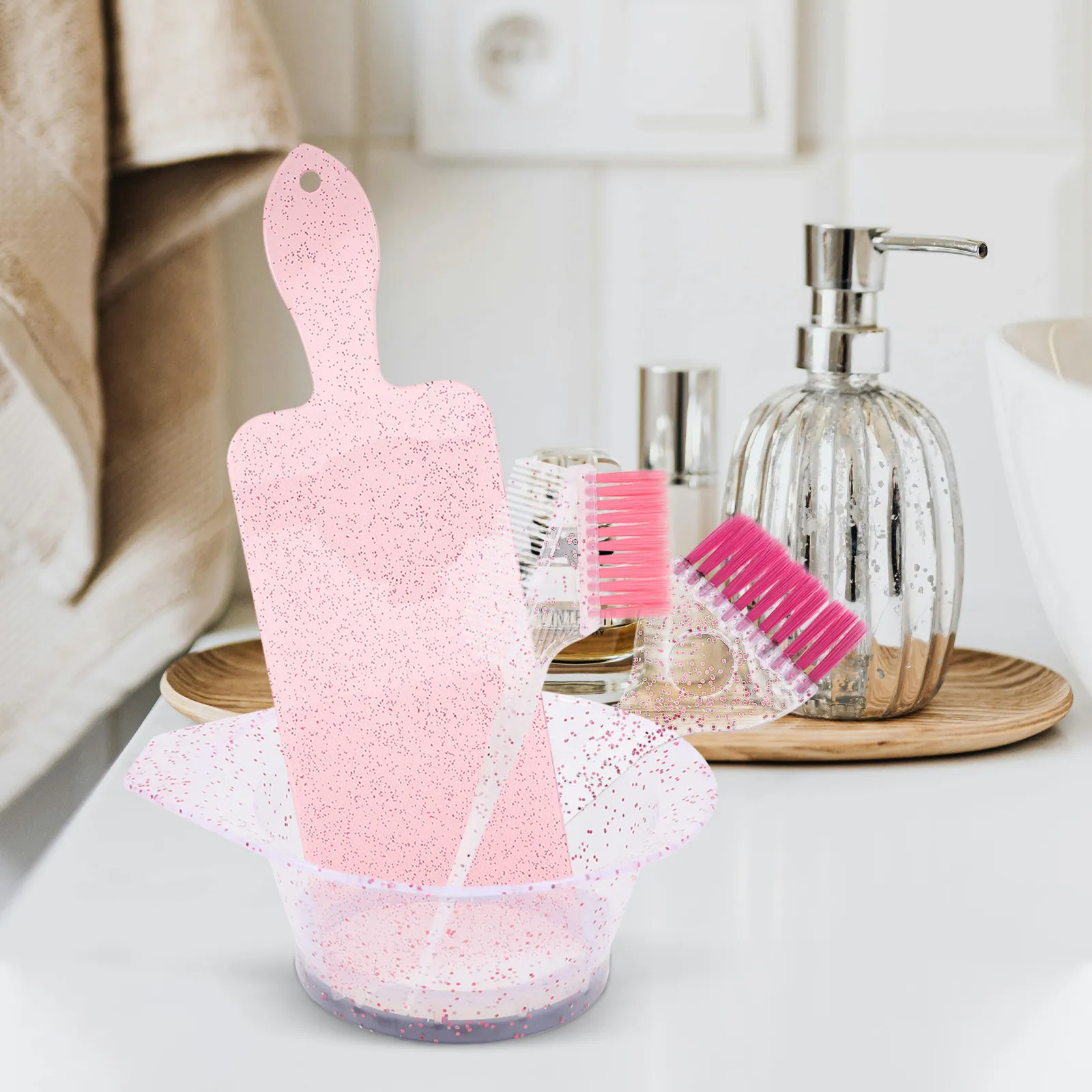 Набор для окрашивания волос: профессиональная чаша для смешивания с эргономичной ручкой и двусторонняя кисть, стильный дизайн с блестками
Набор для окрашивания волос: профессиональная чаша для смешивания с эргономичной ручкой и двусторонняя кисть, стильный дизайн с блестками