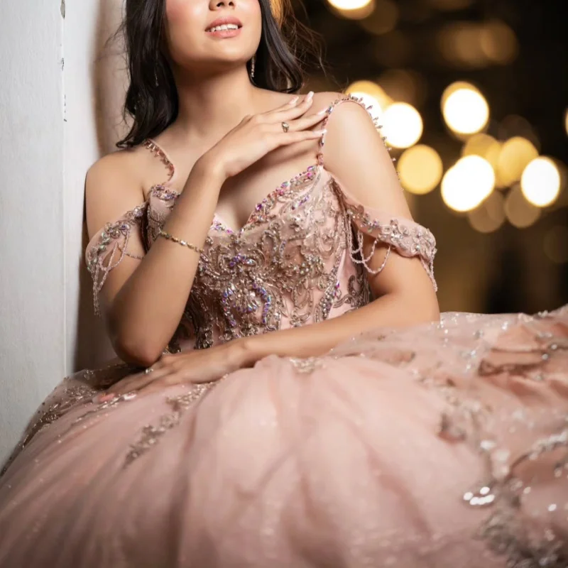 Rose Pink Quinceanera Dress off-shoulder Sequins Crystal Decal Layering Long tail vestidos de 15 Quinceanera Customize
Rose Pink Quinceanera Dress off-shoulder Sequins Crystal Decal Layering Long tail vestidos de 15 Quinceanera Customize