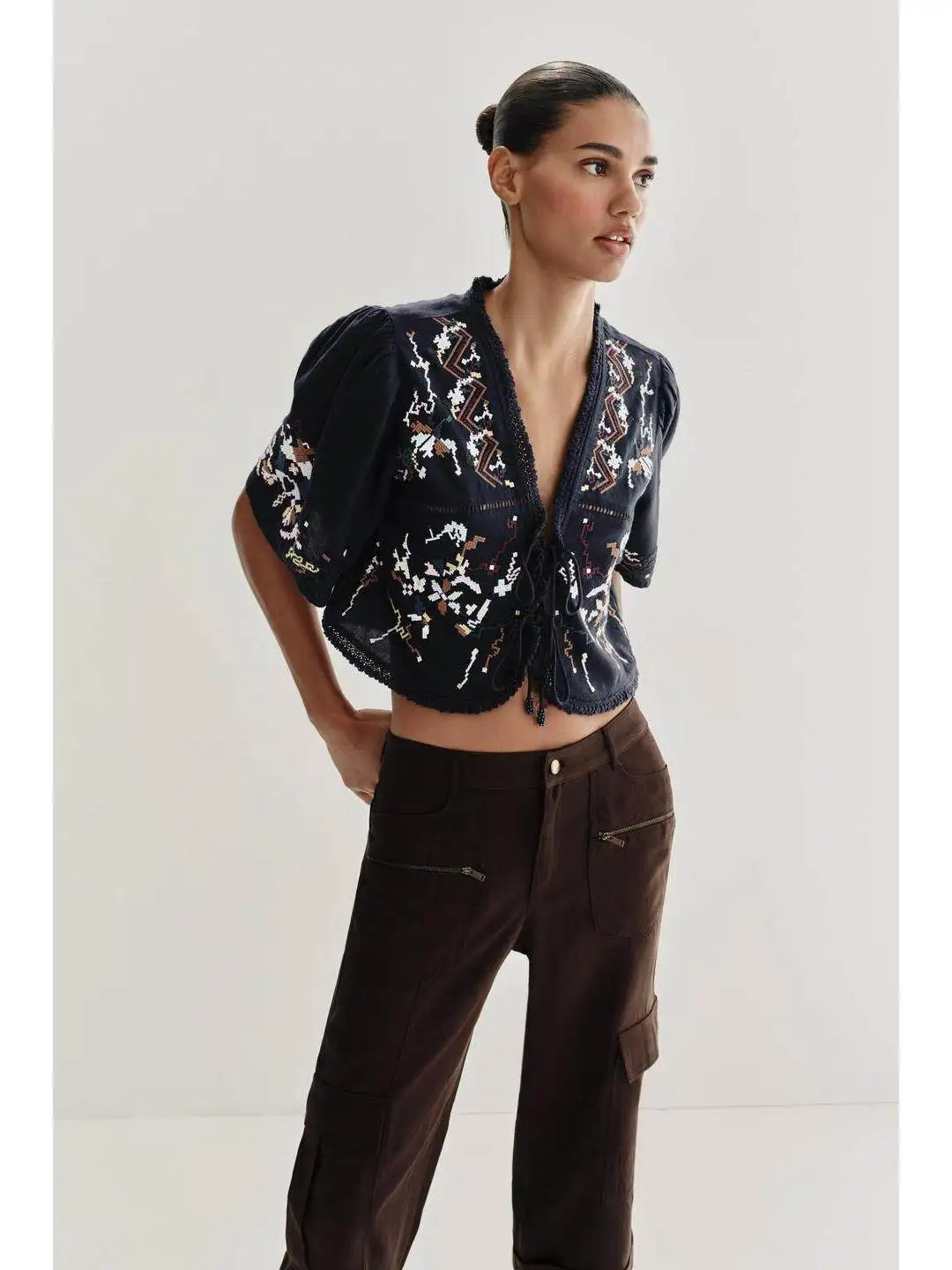 V-Neck Short-Sleeved Embroidered Bead Closure Flower Closure Top Short Women's Fashion Spring Commute Style Loose Fit Bubble ...
V-Neck Short-Sleeved Embroidered Bead Closure Flower Closure Top Short Women's Fashion Spring Commute Style Loose Fit Bubble ...