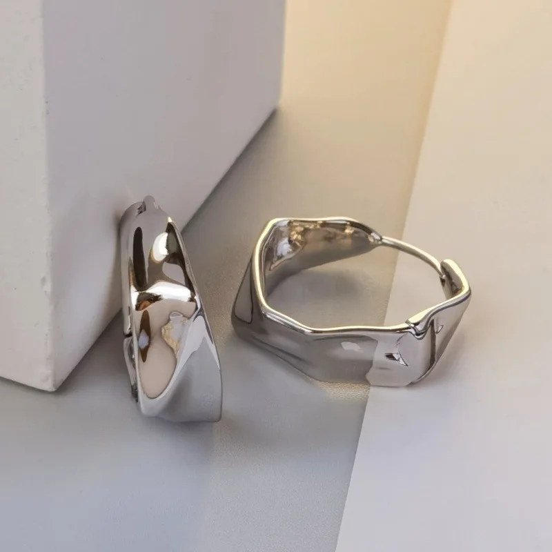 Fashionable, minimalist and versatile all-over S925 silver clip-on earrings. These women's earrings feature an irregular texture
Fashionable, minimalist and versatile all-over S925 silver clip-on earrings. These women's earrings feature an irregular texture