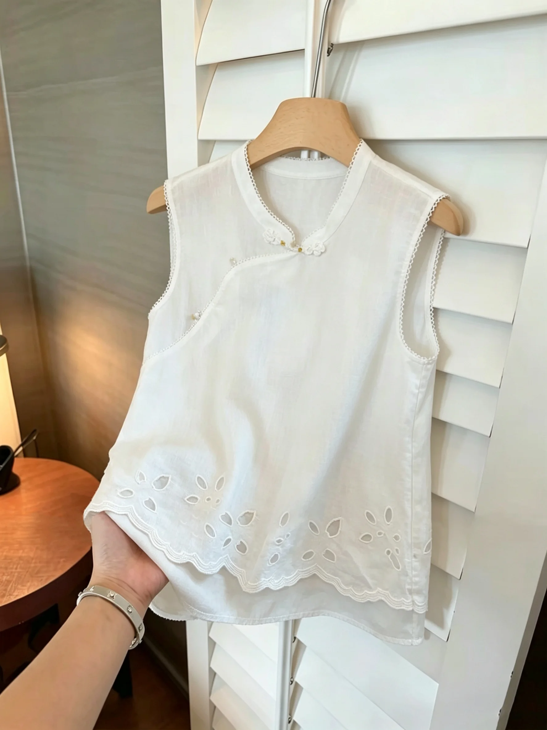 New Chinese Style Lightweight Stand Collar Sleeveless Shirt Men's Fashionable Embroidery Button Hollow out Top for Summer
New Chinese Style Lightweight Stand Collar Sleeveless Shirt Men's Fashionable Embroidery Button Hollow out Top for Summer